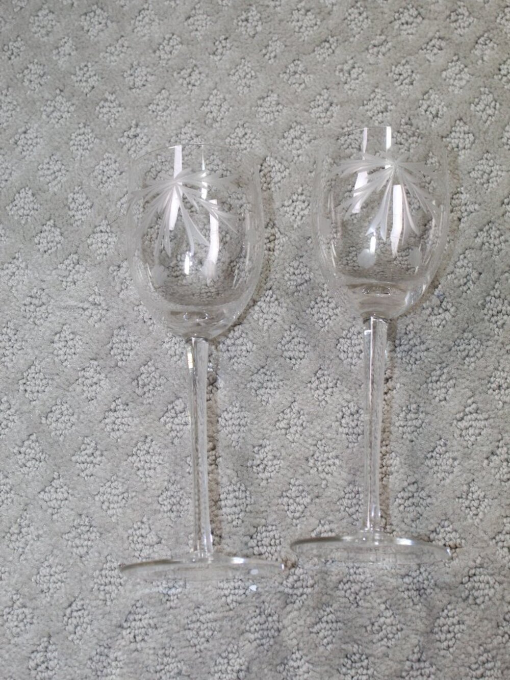 Pair of 2 Vintage Toscany Ribbon Etched Crystal Hand Blown Romanian Wine Glasses